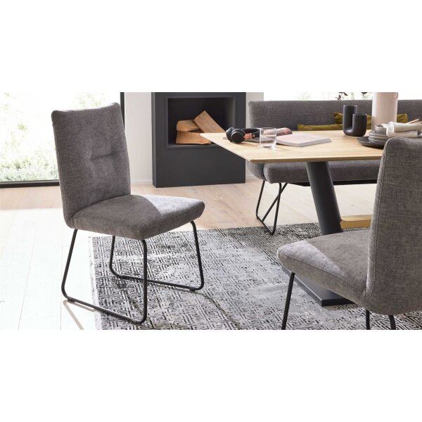 Interliving Esszimmer Serie 5504 - Polsterstuhl grauer Bezug Concrete DCT 99 & schwarzes Kufengestell S 355
