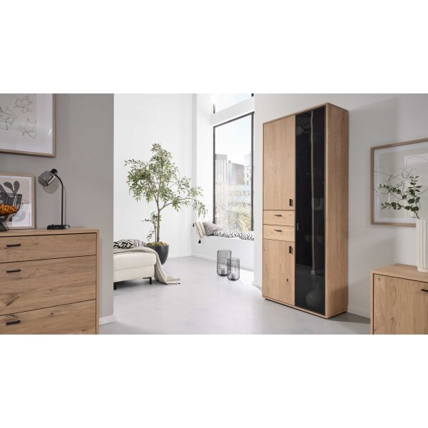 Interliving Wohnzimmer Serie 2024 - Vitrine Eiche & Schwarzglas - drei Türen, zwei Schubladen, Breite ca. 85 cm