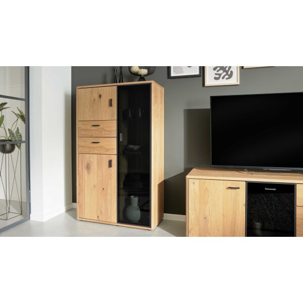 Interliving Wohnzimmer Serie 2024 - Highboard Eiche & Schwarzglas - drei Türen, zwei Schubladen