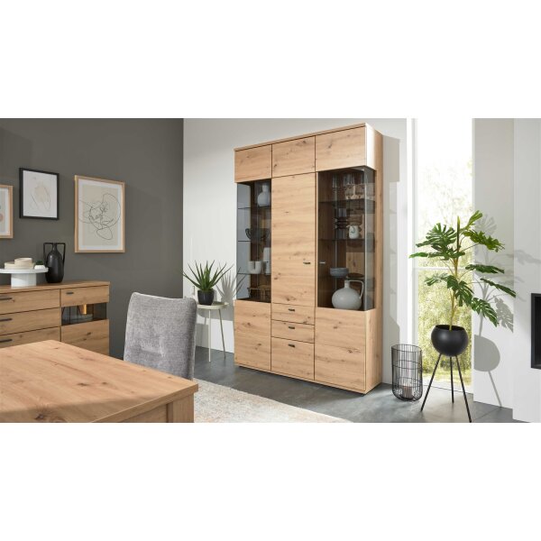 Interliving Wohnzimmer Serie 2110 - Vitrine Alteiche - drei Türen, zwei Schubladen, Breite ca. 135 cm