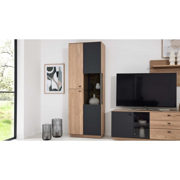Interliving Wohnzimmer Serie 2025 - Vitrine Wildeiche, Anthrazit & Kork - drei Türen, Höhe ca. 209 cm