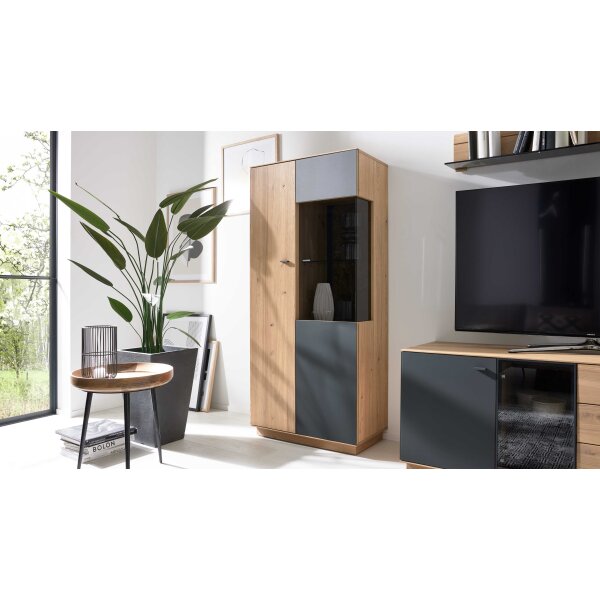 Interliving Wohnzimmer Serie 2025 - Vitrine Wildeiche, Anthrazit & Kork - zwei Türen, Höhe ca. 167 cm