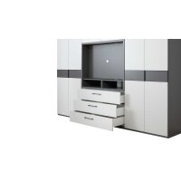 Interliving Kleiderschrank Serie 1207 – Kleiderschrank mit TV-Nische Weiß & Manhattan – sechs Türen, zwei Schubladen, Breite ca. 302 cm