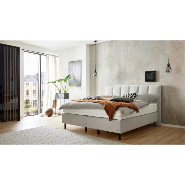 Interliving Boxspringbett Serie 1418 - Boxspringbett mit gestepptem Kopfteil naturfarbener Webstoff Famosa – Liegefläche ca. 180 x 200 cm