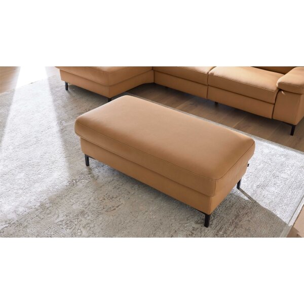 Interliving Sofa Serie 4064 - XXL-Polsterhocker kurkumafarbene Mikrofaser Galero Punto & Fuß W003-01 - ca. 130 x 65 cm