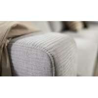Interliving Sofa Serie 4255 – Ecksofa silberfarbener Bezug Mara 9 & schwarze Metallfüße 4.26 - Stellfläche ca. 270 x 240 cm