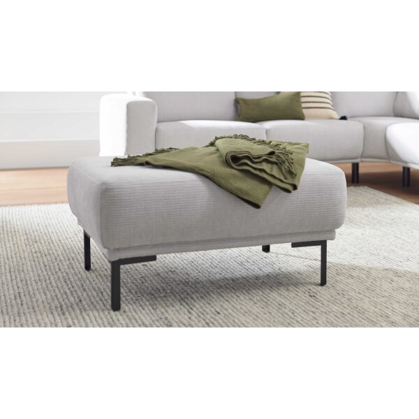 Interliving Sofa Serie 4255 – Polsterhocker silberfarbener Bezug Mara 9 & schwarze Metallfüße 4.26 - ca. 65 x 95 cm