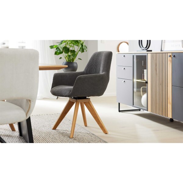 Interliving Esszimmer Serie 5605 – Armlehnstuhl mit Dreh- und Rückholfunktion anthrazitfarbener Cord Rebel & Eiche