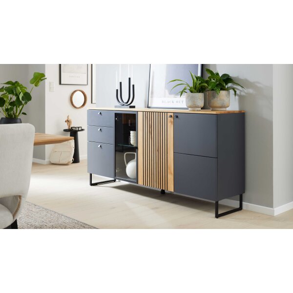 Interliving Esszimmer Serie 5605 – Sideboard quarzgrauer Lack & Charakter-Eiche - drei Türen, drei Schubladen, Breite ca. 183 cm