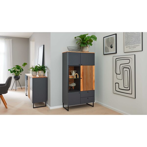 Interliving Esszimmer Serie 5605 – Highboard quarzgrauer Lack & Charakter-Eiche - fünf Türen, zwei Schubladen, Breite ca. 86 cm