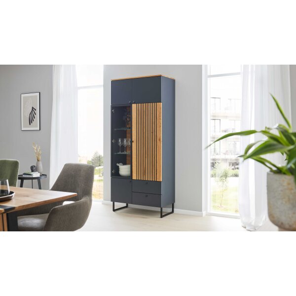 Interliving Esszimmer Serie 5605 – Vitrine quarzgrauer Lack & Charakter-Eiche - fünf Türen, zwei Schubladen, Höhe ca. 194 cm