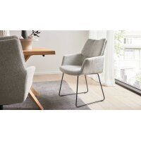 Interliving Esszimmer Serie 5118 – Armlehn-Kufenstuhl champagnerfarbener Bouclé Elegant wish E07 & mattschwarzes Eisen