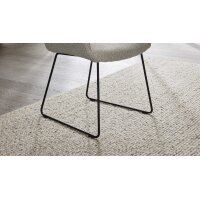 Interliving Esszimmer Serie 5118 – Armlehn-Kufenstuhl champagnerfarbener Bouclé Elegant wish E07 & mattschwarzes Eisen