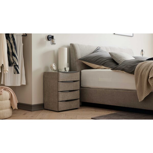 Interliving Boxspringbett Serie 1401 – Nachtkommode silberfarbener Stoffbezug Rob 533006 – vier Schubladen