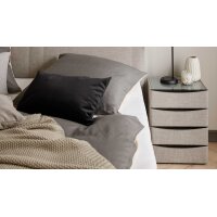 Interliving Boxspringbett Serie 1401 – Nachtkommode silberfarbener Stoffbezug Rob 533006 – vier Schubladen