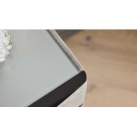 Interliving Boxspringbett Serie 1401 – Nachtkommode silberfarbener Stoffbezug Rob 533006 – vier Schubladen