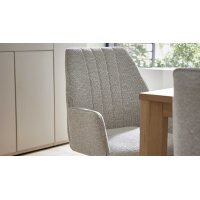 Interliving Esszimmer Serie 5102 – Armlehnstuhl mit Drehfunktion Eiche bianco & leinenfarbener Jacquard Lodge L07