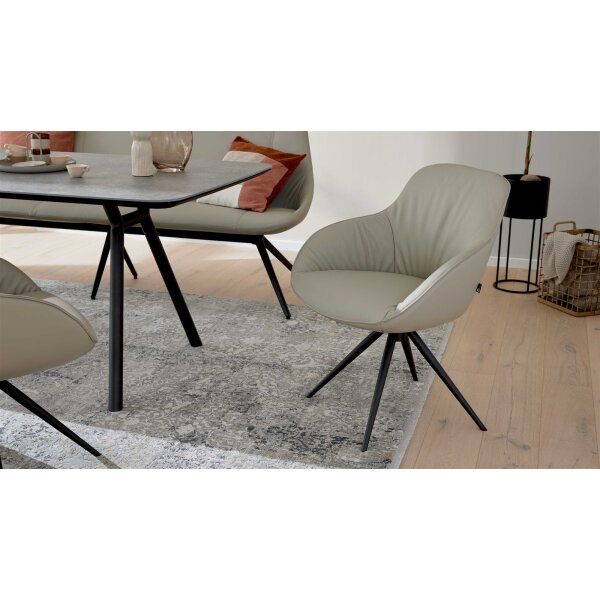Interliving Esszimmer Serie 5115 - Armlehnstuhl Ravi milchkaffeefarbenes Leder Tendens Latte & anthrazitfarbenes Metall