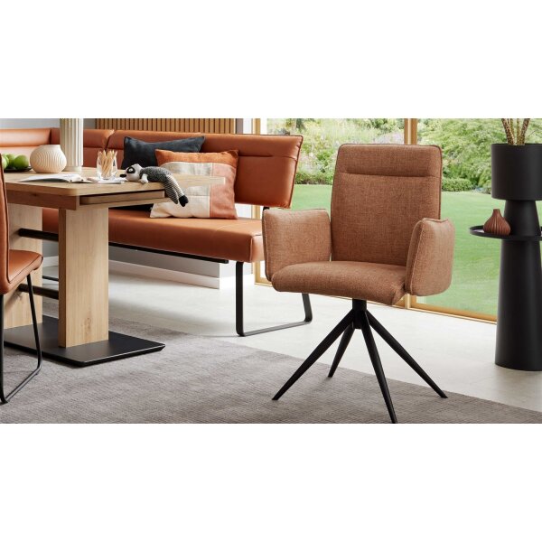 Interliving Esszimmer Serie 5505 - Armlehnstuhl mit Drehfunktion hellbraunes Flachgewebe 985-72 & schwarzes Metall
