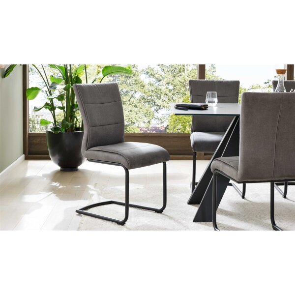 Interliving Esszimmer Serie 5122 – Schwingstuhl onyxfarbene Mikrofaser & mattschwarzes Metall
