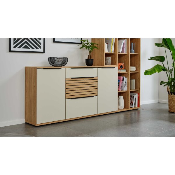 Interliving Wohnzimmer Serie 2032 - Sideboard Sandbeige & Risseiche - zwei Türen, drei Schubladen, Länge ca. 150 cm