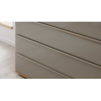 Interliving Schlafzimmer Serie 1210 – Schubladenkommode Taupe & Balkeneiche - fünf Schubladen, Breite ca. 120 cm