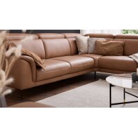 Interliving Sofa Serie 4461 - Ecksofa haselnussfarbenes Leder Evita & schwarze Aluminiumfüße - Stellfläche ca. 292 x 244 cm