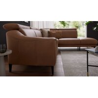 Interliving Sofa Serie 4461 - Ecksofa haselnussfarbenes Leder Evita & schwarze Aluminiumfüße - Stellfläche ca. 292 x 244 cm