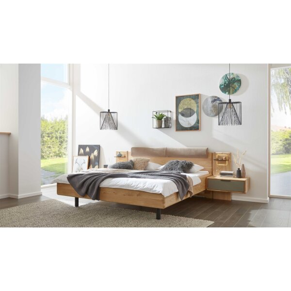 Interliving Schlafzimmer Serie 1015 – Bettgestell mit Hängekonsolen sienafarbener Bezug Kano 9811, Wildeiche – Liegefläche ca. 180 x 200 cm