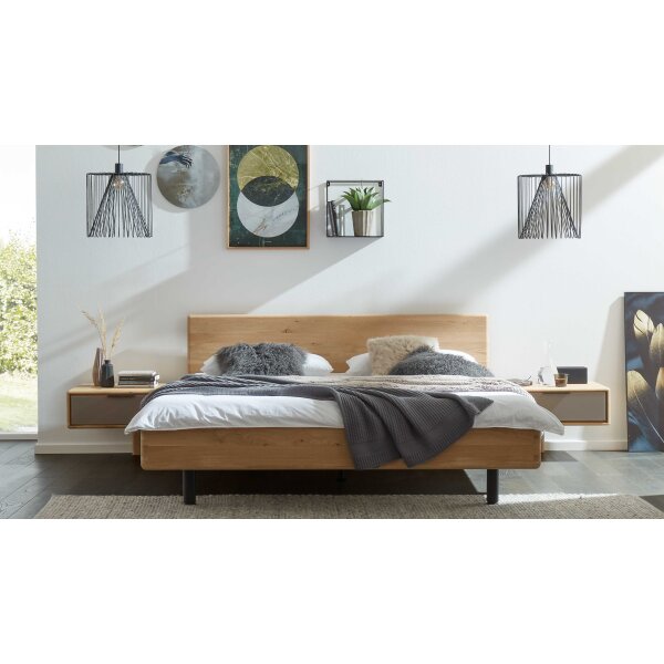 Interliving Schlafzimmer Serie 1015 – Massivholz-Bettgestell mit Nachtkonsolen Wildeiche & Siena – Liegefläche ca. 180 x 200 cm