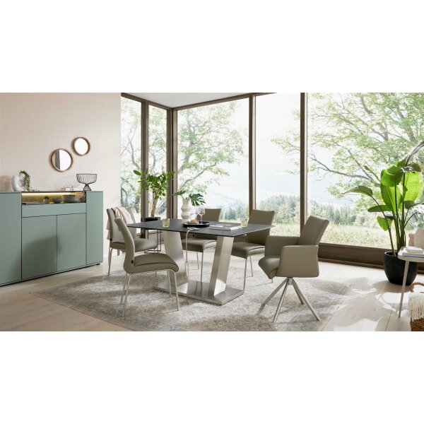 Interliving Esszimmer Serie 5122 – Essgruppe mit sechs Stühlen schwarzes Glas, fangofarbenes Kunstleder & Edelstahl