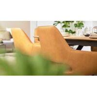 Interliving Esszimmer Serie 5112 - Essgruppe im Skandi-Look kurkumafarbene Mikrofaser Gavin A3, anthrazitfarbenes Metall & goldbraune Halifax Eiche