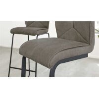 Interliving Esszimmer Serie 5104 – Bartischgruppe Mikrofaserbezüge, helle Wildeiche & schwarzes Metall