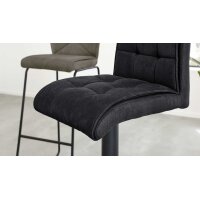 Interliving Esszimmer Serie 5104 – Bartischgruppe Mikrofaserbezüge, helle Wildeiche & schwarzes Metall
