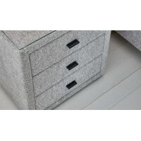 Interliving Bettsystem Serie 1414 - Nachtkommode platingrauer Stoffbezug GFS49 - drei Schubladen