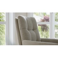 Interliving Esszimmer Serie 5116 – Armlehnstuhl cremeweißer Bezug Cyber & Eichenholzfüße