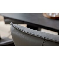 Interliving Esszimmer Serie 5123 – Armlehnstuhl mit Funktionen hellgraues Leder Fog & schwarzes Metall