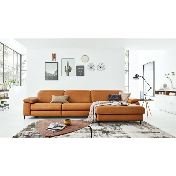 Interliving Sofa Serie 4054 – Ecksofa kurkumafarbenes LongLife-Leder Vivre & schwarze Metallfüße – Stellfläche ca. 347 x 176 cm