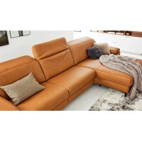 Interliving Sofa Serie 4054 – Ecksofa kurkumafarbenes LongLife-Leder Vivre & schwarze Metallfüße – Stellfläche ca. 347 x 176 cm