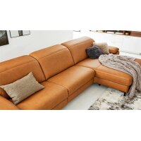 Interliving Sofa Serie 4054 – Ecksofa kurkumafarbenes LongLife-Leder Vivre & schwarze Metallfüße – Stellfläche ca. 347 x 176 cm