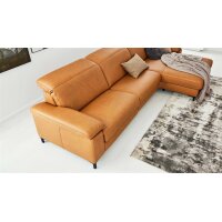 Interliving Sofa Serie 4054 – Ecksofa kurkumafarbenes LongLife-Leder Vivre & schwarze Metallfüße – Stellfläche ca. 347 x 176 cm