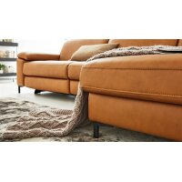 Interliving Sofa Serie 4054 – Ecksofa kurkumafarbenes LongLife-Leder Vivre & schwarze Metallfüße – Stellfläche ca. 347 x 176 cm