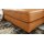 Interliving Sofa Serie 4054 – Ecksofa kurkumafarbenes LongLife-Leder Vivre & schwarze Metallfüße – Stellfläche ca. 347 x 176 cm